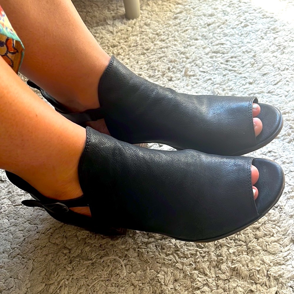 Womens Lucky Peep Toe wooden sole women's shoe- good condition ❤️ Size 8.5